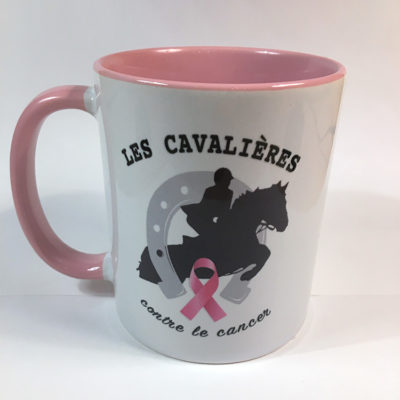 Le mug en céramique aux couleurs de l'association Les Cavalières contre le Cancer.