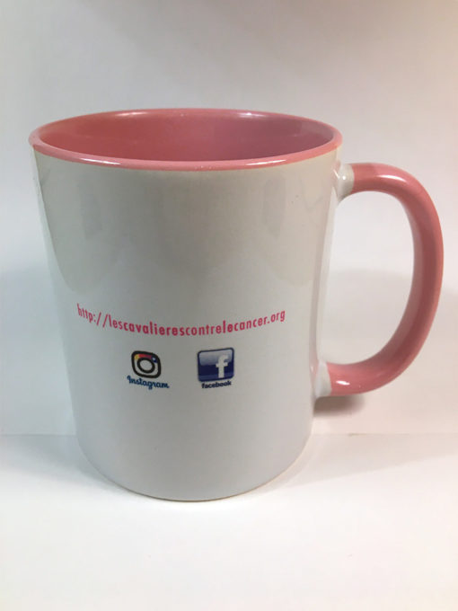 Le mug en céramique aux couleurs de l'association Les Cavalières contre le Cancer.